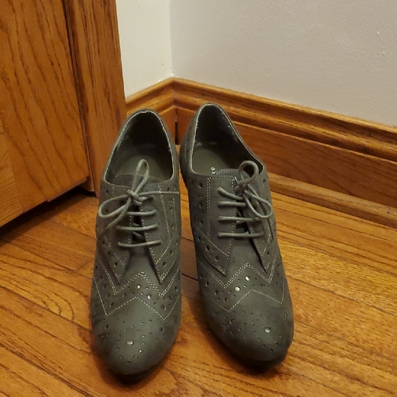 Apostrophe Gray Oxford Heels with Brogue Detailing - Picture 3 of 12